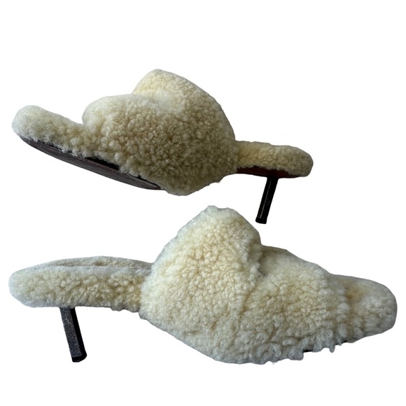 Amina Muaddi Millie Mellow Yellow Shearling Sandals size 39
Very good condition - Picture 9 of 12